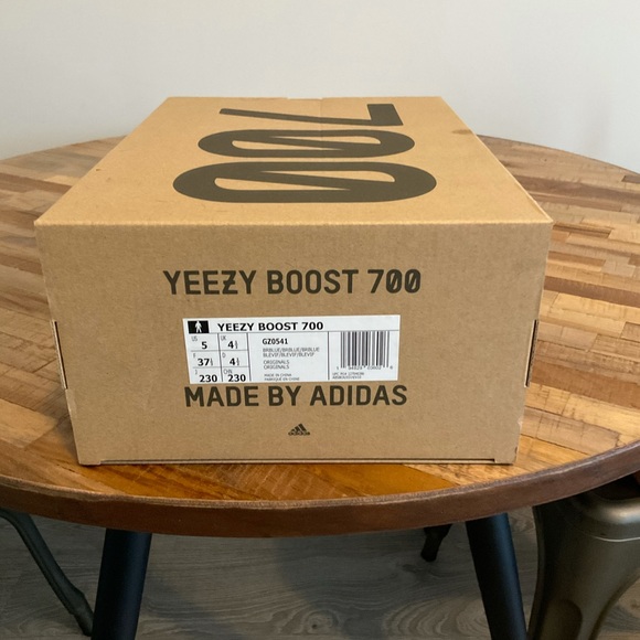 Yeezy Boost 700 Bright Blue - Picture 5 of 6